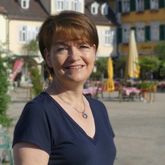 Dr. Edith Klünder, Vorsitzende des Ludwigsburger Innenstadt (LUIS) e.V., wird zitiert. Sie bedankt sich im Namen der Innenstadt für die zahlreichen Gutscheinkäufe im Newsartikel "Ludwigsburg-Gutscheine einlösen".